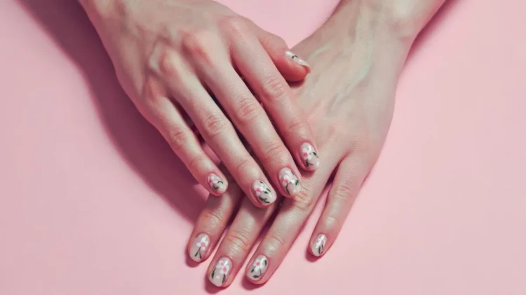travel-67ee1873965a4-floral_nails.webp