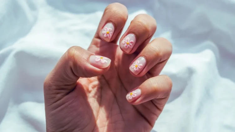 travel-67ee18e6b148d-minimal_spring_nails.webp