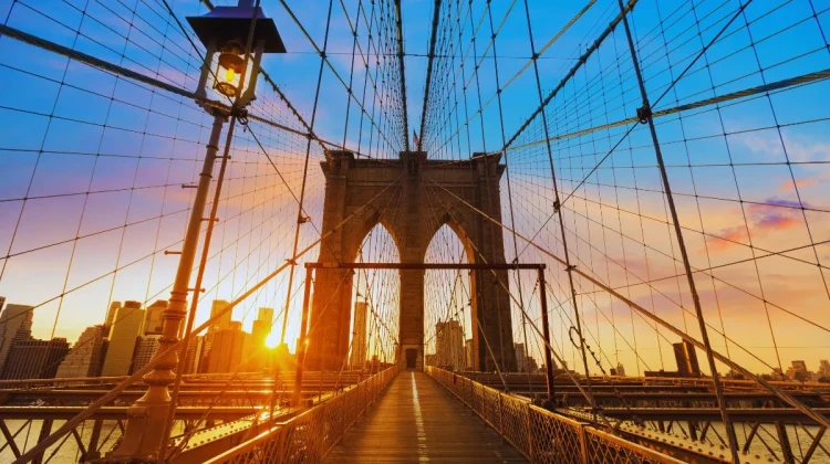 travel-67ee6d656a44d-Brooklyn_bridge_sunset.webp