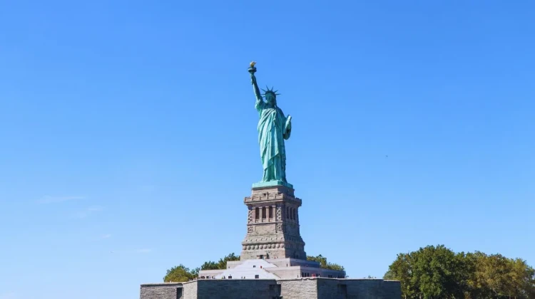 travel-67ee6dcd4cb50-statue_of_liberty.webp
