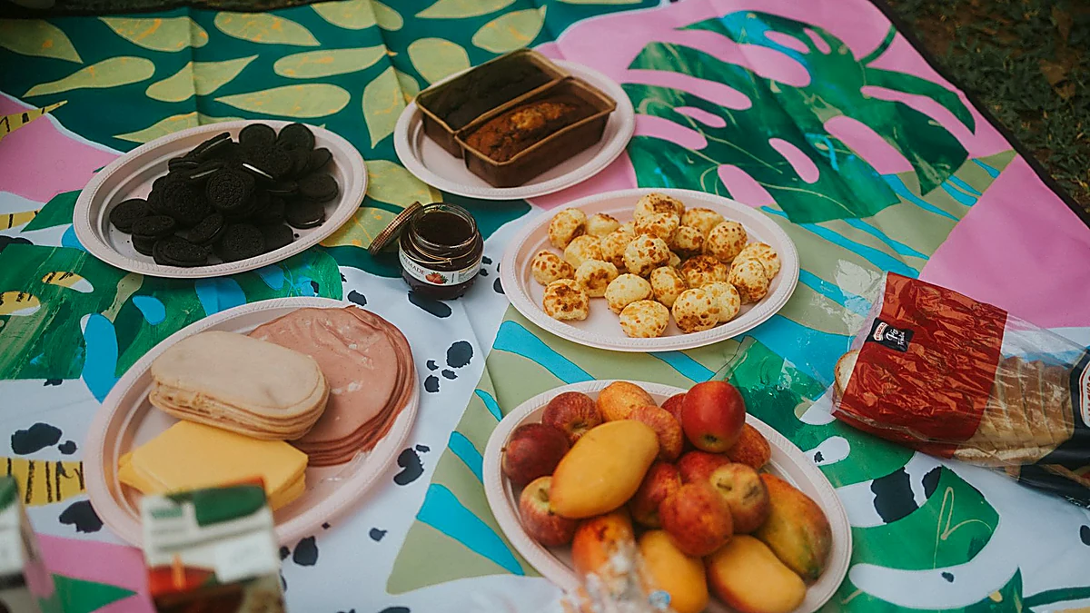 The Grocery Store Picnic: How to Eat Great Bread and Cheese for Under $10