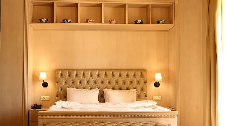 travelstylemate-2207-how-to-make-hotel-room-feel-cozy-safe-detail.webp