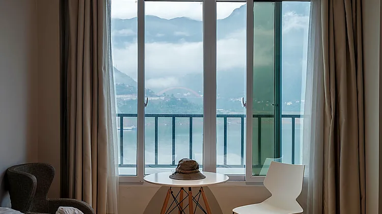 travelstylemate-2207-how-to-make-hotel-room-feel-cozy-safe-lifestyle.webp