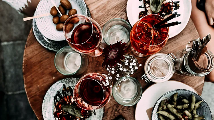 travelstylemate-2212-how-to-sit-wine-bar-alone-order-glass-detail.webp