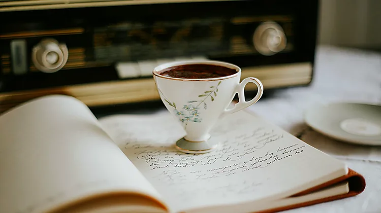 travelstylemate-2215-easy-journal-prompts-morning-coffee-travel-detail.webp