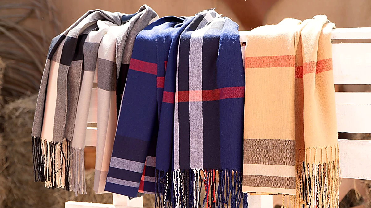 Big Travel Wraps: 7 Ways a Soft Big Scarf Saves You on Cold Flights