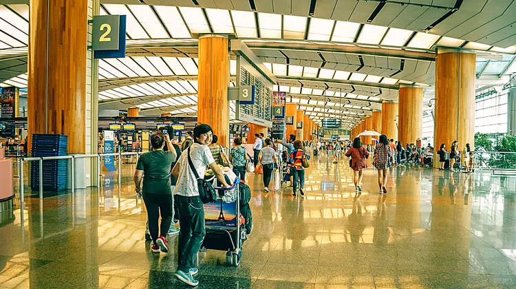 travelstylemate-2244-how-to-layer-clothes-cold-planes-hot-airports-lifestyle.webp
