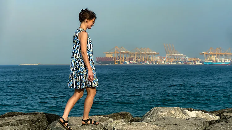 travelstylemate-2268-flat-leather-sandals-walk-all-day-long-lifestyle.webp