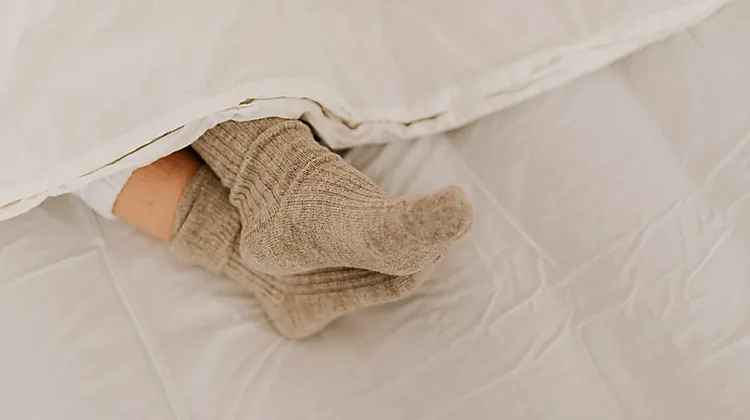 travelstylemate-2270-why-thin-wool-socks-keep-feet-cool-stop-blisters-lifestyle.webp