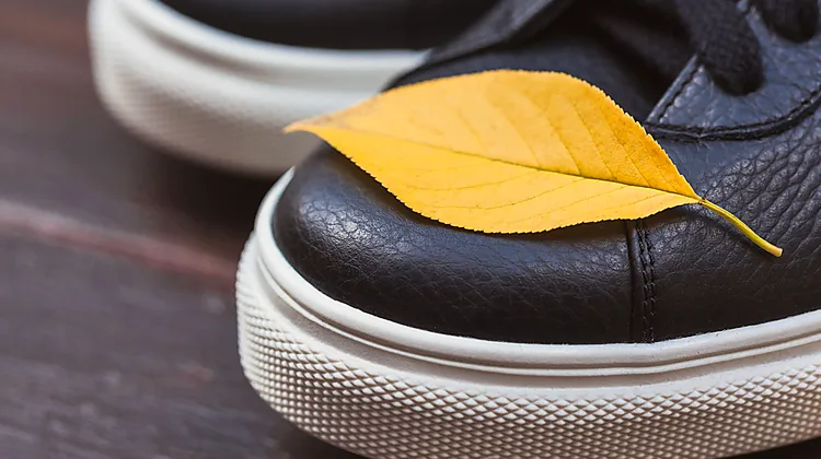 travelstylemate-2271-how-to-break-in-new-walking-shoes-before-trip-detail.webp