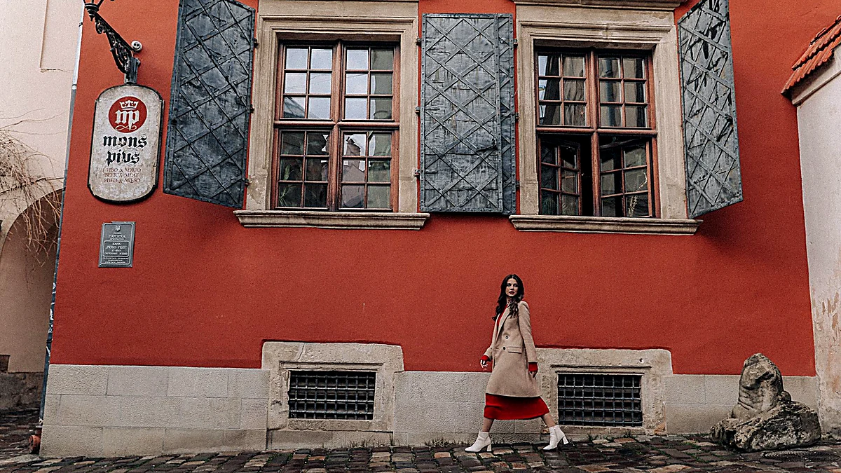 Loafers or Sneakers: Which Shoes are Better for Walking on Old Streets?