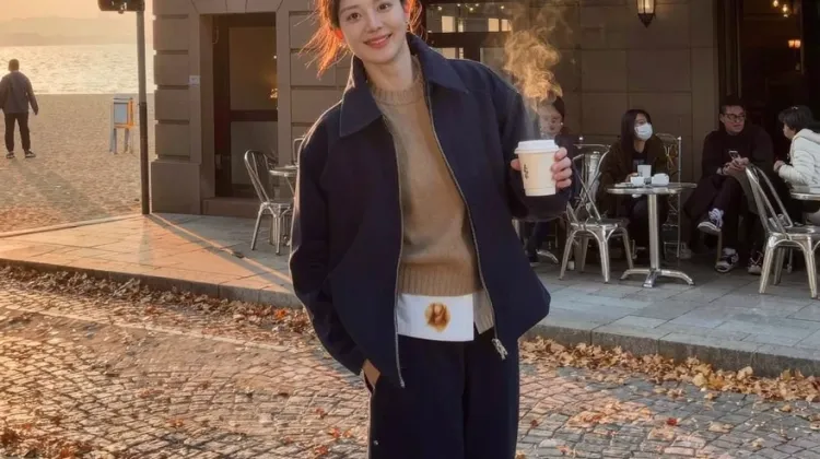 seoul-locals-actually-wear-tourists-stand_1.webp